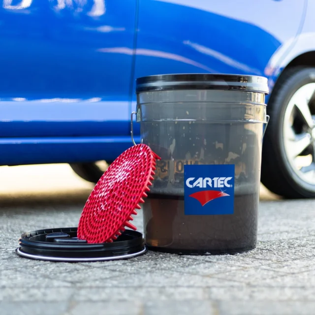 Prevent scratches and dirt build-up with the Cartec Dirt Sieve Pro. This smart insert grid effectively separates dirt from your wash mitt and keeps it securely at the bottom of the bucket.🪣 #dirtsieve